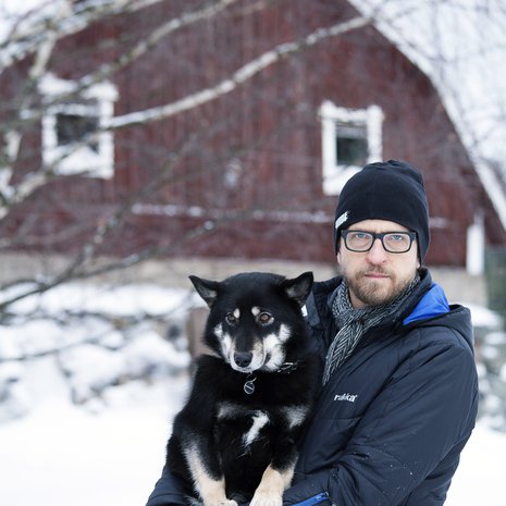 Kai Latvalehdon koti on nyt Haukiputaalla. Perheeseen kuuluu myös lapinporokoira Vimpa.
