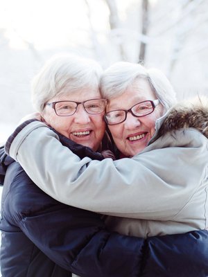 Kirsti Mäkinen, 80, on eläkkeellä sotilaskotityöstä ja asuu Jämsässä. Perheeseen kuuluvat puoliso ja 53- ja 46-vuotiaat lapset. Kyllikki Hänninen, 80, on eläkkeellä myyjän työstä ja asuu Nokialla. Perheeseen kuuluvat puoliso ja 56-vuotias lapsi. 