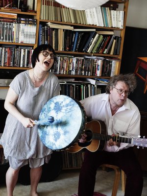 ”Ihminen on kuin sipuli. Työstän vuodesta toiseen elämääni, ja aina löytyy uusia kerroksi”, Katri sanoo. Katrin vieressä soittaa puoliso Stefanos Hirvonen, kuten usein muulloinkin.