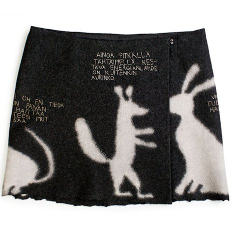 Kesäpaikan eläimet päätyivät intarsiakuvioina huopahameeseen.