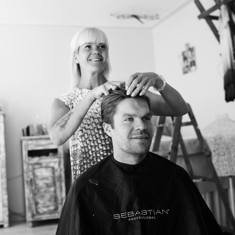 Jääkiekkoilija Siim Liivik käymässä naapurirapussa äidin luona. Katrin on kampaaja ja leikannut aina Siimin hiukset. ”Siimulla on välillä ollut ihan outoja kampauksia, hän on ollut harjoituskappaleeni.”