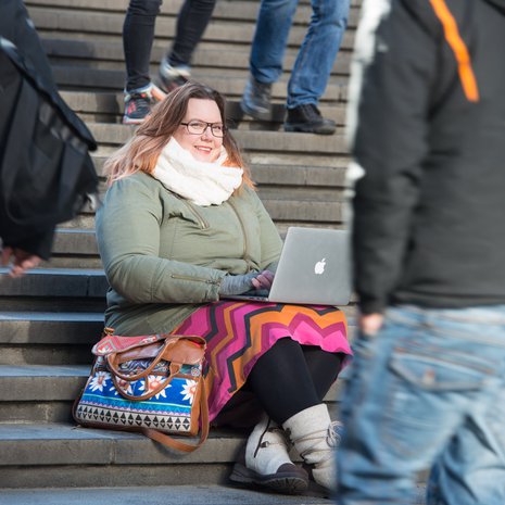 Freelancer-moderaattori Saga Raippalinna pystyy tekemään töitä missä tahansa. ”Jos olen jonkin talon palveluksessa, pysyn toimistossa toisten moderaattoreiden seurassa. Heidän kanssaan on hyvä pallotella ajatuksia, kun tulee hankala paikka.”