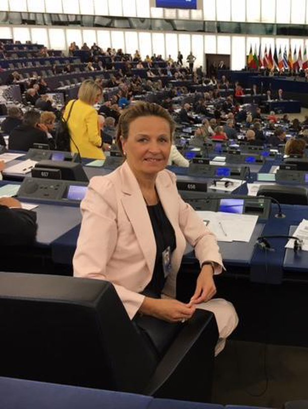 Anneli Jäätteenmäki on 62-vuotias Euroopan parlamentin jäsen, joka reissaa Suomen, Brysselin ja Strasbourgin välillä. Hän kuvasi itsensä istuntosalissa Strasbourgissa.