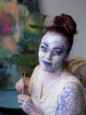 Anniina halusi pukeutua hyisenä päivänä morsiuspukuun ja maalasi siihen sopivan sinisävyisen kehomaalauksen. Tuloksena oli jääkuningatar.