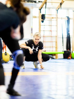 ”Minulle kova kuri sopi, olin niin jääräpäinen. Itse yritän valmentaa positiivisuuden kautta. Jos jokin ei pelitä, löydetään yhdessä toimivampi tapa”, Petra Olli sanoo.