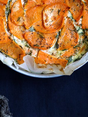 Ohuet bataattisiivut paistuvat lohilaatikon pinnalla ihanan makeiksi.