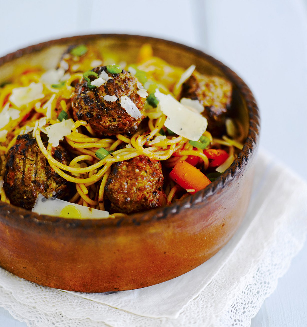 Pastaan sopivat oregano ja lehtipersilja.