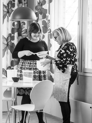 Hanna Markkula-Kivislta, 54, on entinen kansanedustaja ja nykyinen Pelastakaa lapset ry:n pääsihteeri. Hänen tyttärensä Kia, 22, opiskelee maantiedettä ja haaveilee asiantuntijatyöstä katastrofialueilla. Sunnuntaisin Kia menee äidin luokse Vantaalle syömään.