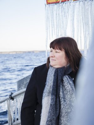 Halvauksen kokeminen muutti Sari Tuomiojan asennetta elämään. ”Ennen olin paljon tuomitsevampi. Nyt ajattelen, että  jokainen elää elämänsä niin kuin itse haluaa.”  Sari on 44-vuotias IT-alan firman toimistopäällikkö, joka on kotoisin Tampereelta ja asuu Kööpenhaminassa.