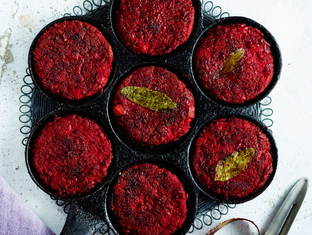 Helpot punajuuripihvit paistetaan rapeiksi pannulla. Lettupannu on tässä oiva apu.