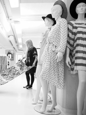 Senja Suhonen käy harva se päivä tyttärensä, vaatesuunnittelija Paola Suhosen työpaikalla auttamassa pikku hommissa.