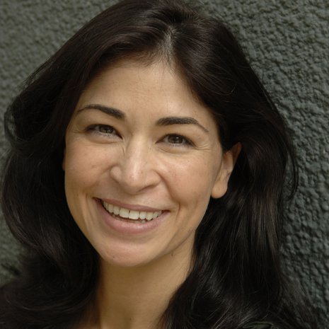 "Kirjoittaminen vaatii niin paljon energiaa, että pystyn siihen yleensä vain vihaisena", sanoo Sadie Jones.