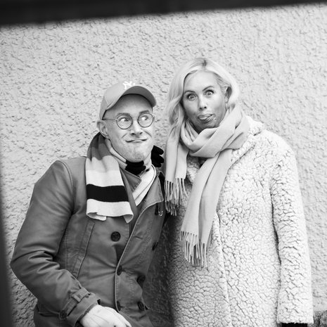 Anne Kukkohovi on 51-vuotias juontaja ja yrittäjä, joka tuli tunnetuksi mallina. Hänen veljensä Jari Laaksonen on 59-vuotias markkinointialan ammattilainen. ”Ei ole mitään, mitä Jari ei minusta tietäisi. Hän voi vaikka katsella, kun puristelen finnejäni”, Anne kertoo.