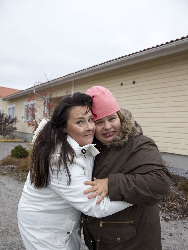   Miia sairastui autismiin puolitoistavuotiaana. Nyt hän on 24-vuotias.