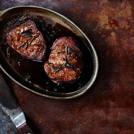 Valurautapannussa paistat parhaat pihvit, sillä se kestää kovan kuumennuksen.