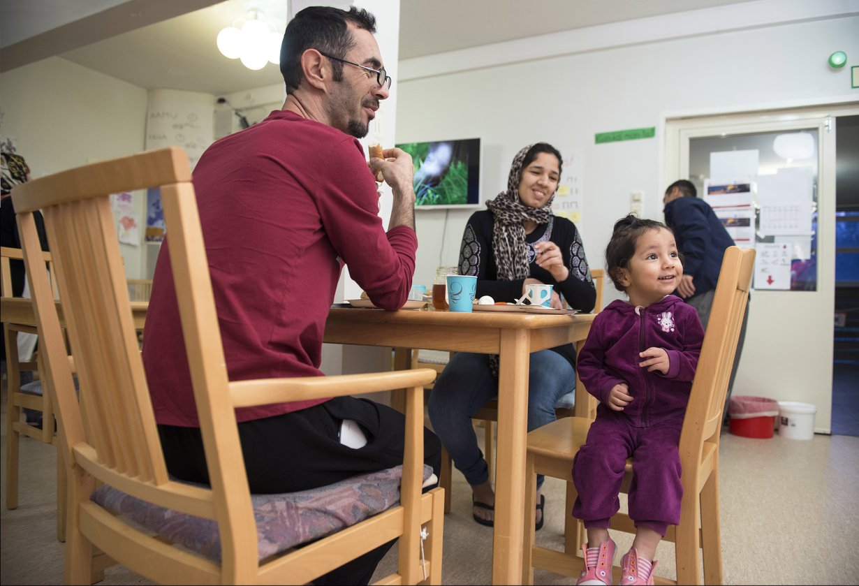 Ahmad Muhkaar Jaraf, Zahra Sultani ja 2-vuotias Sousan lähtivät Kabulista kesäkuisena yönä. Matka Suomeen kesti melkein viisi kuukautta. Nyt he syövät aamupalaa vastaanottokeskuksessa Porvoossa.