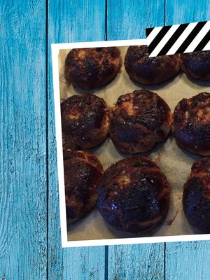 "Gluteenittomien pullien kauneuskilpailussa viimeinen sija. Rumia päältä, hyviä sisältä." – Janerva