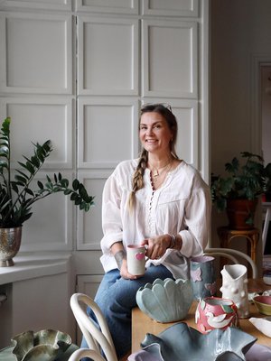 Jutan unelmana on oppia tekemään iso, korkea maljakko, joka olisi kaiverrettu täyteen kukkia. Hänestä olisi ihanaa keskittyä yhteen työhön useamman  viikon ajan.