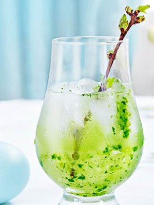 Vihreän raikas juoma on mainio aloitus aterialle.