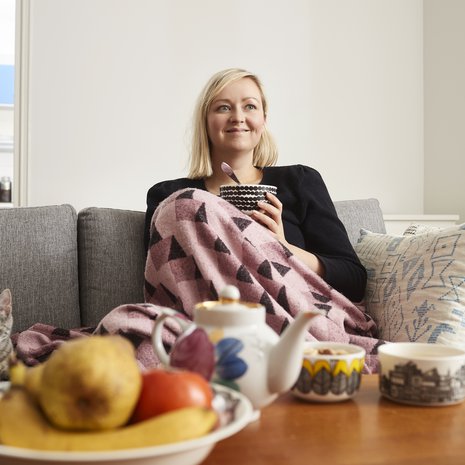 "Tämä ilmeeni on 'katson Twin Peaksiä' -ilme. Liimaudun katsomaan, vaikka jännittää", Janna sanoo.