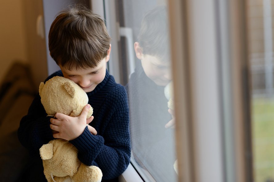 Väkivalta vaikuttaa myös lapsiin, vaikka he eivät näkisi sitä. ”Pelon ilmapiiri vaikuttaa. Oikeasti ihan vauvatkin reagoivat”, sanoo Naisten Linjan sosiaalityöntekijä Noora Siivonen. 