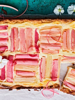 Kun paistat piirakan uunin alaosassa, pohja kypsyy ja raparperit säilyttävät värinsä ja mehevyytensä.