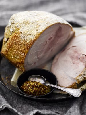 Paista kinkku aatonvastaisena yönä ja pihistä lämmin siivu aamupalaleivälle.