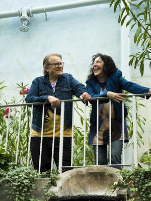 Marija ”Muska” Babitzinia, 70, on pidetty Suomen ensimmäisenä naispuolisena rocklaulajana. Hän aloitti keikkailun vuonna 1969. Hannu ”Hande” Salakka, 71, on kitaristi ja manageri.