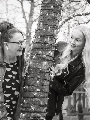 Äiti ja tytär ovat kasvaneet yhteen. ”Kouluiässä en halunnut mennä edes yökylään kaverille, koska tiesin, että ikävöisin äitiä niin kovasti”, Mandimai Sundberg kertoo.