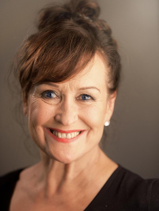 Sinikka Sokka näyttelee Tampereen Työväen Teatterin Kevytkenkäisessä naisessa. Jane Juskan omiin kokemuksiin perustuvassa tekstissä nainen päättää saada paljon seksiä mukavilta miehiltä ennen kuin täyttää 67 vuotta.