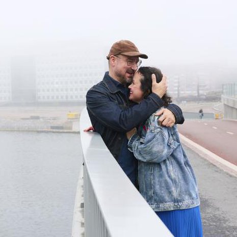 Anna ja Jere avasivat parisuhteensa viisi vuotta sitten. "Kun menit ensimmäisille deiteille hotelliin, vilkuilin koko ajan puhelinta. Odotin merkkiä siitä, ettet ole unohtanut minua. Aamulla tulin spontaanisti luoksesi hotelliaamupalalle. Olin helpottunut, sillä olit samanlainen kuin aina ennenkin", Anna muistelee.