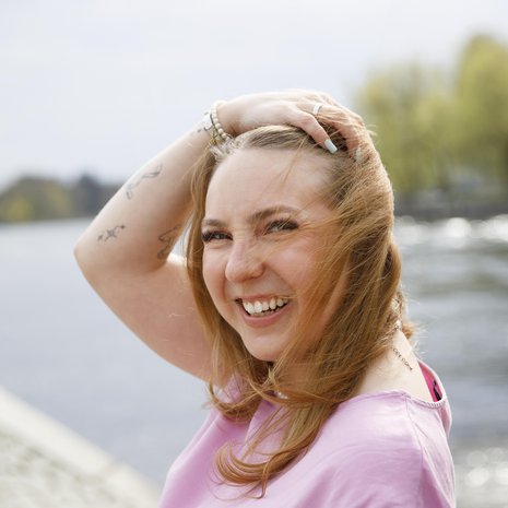 Itseironia ja musta huumori ovat auttaneet Oonaa vaikeissa paikoissa. "Tuli vitsailtua, miten moni parikymppinen saa aivoinfarktin hyppiessään narua! Ei kovin moni."