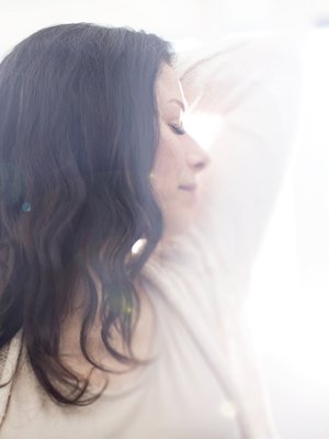 Katja ei halua tulla kuvatuksi niin,  että kasvot näkyvät. Julkisuus tuntui hänestä kiusalliselta silloinkin, kun hän oli naimisissa Tony Halmeen kanssa. Nyt Katja on päättänyt puhua menneisyydestään auttaakseen niitä, jotka elävät alistavassa suhteessa. ”Ehkä vertaistuki herättää jonkun oivaltamaan, ettei huonoa kohtelua tarvitse sietää.”