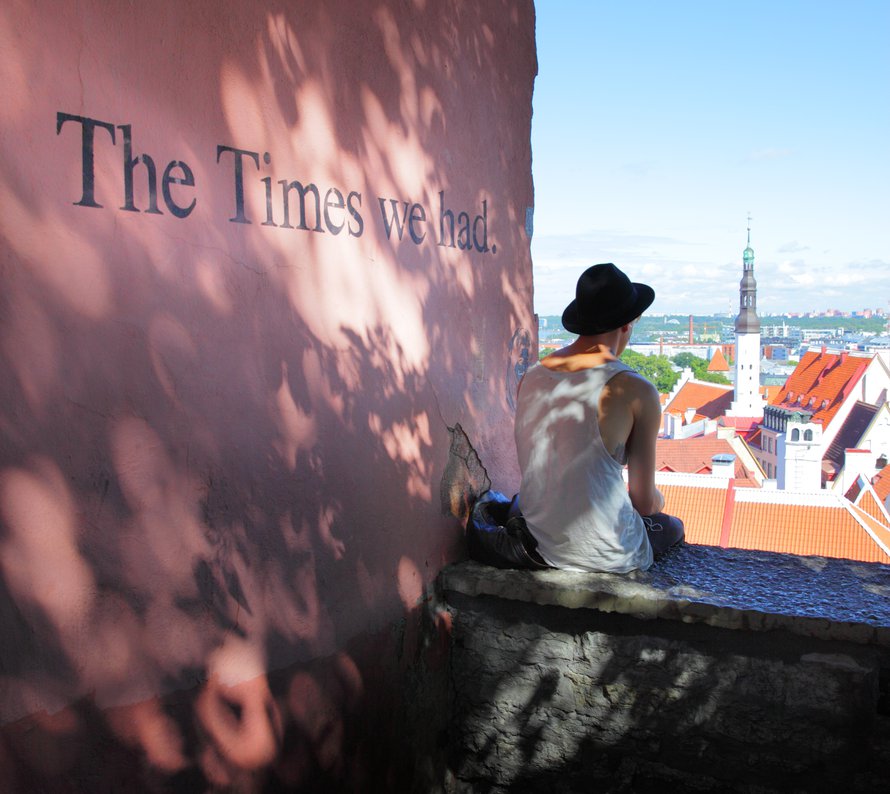 Nouse mukulakivikatuja Toompean mäelle, ja näet maiseman yli Tallinnan vanhan kaupungin.