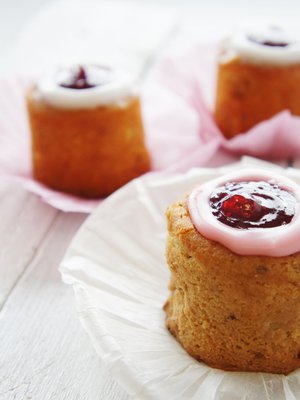 Runebergintortun juju on pähkinärouheessa ja vadelmasydämessä.