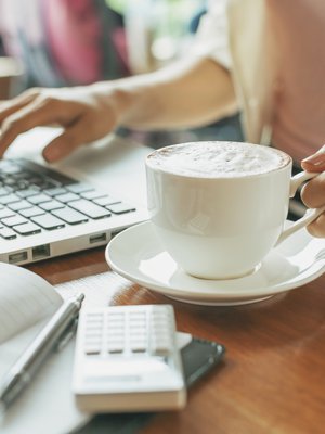 Kyllä kelpaa nauttia konttorin rauhasta ja automaattikahvista heinäkuussa!