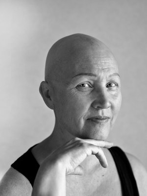 ”Keskityn ulkonäössä huulipunaan, se on minulle tärkeä. Ja silmälasit, niitä voi vähän vaihdella.”