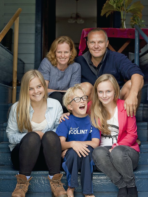 Monika Sandvik-Nylund, Bo Nylund ja lapset Emma, Lisa ja Elias vaihtavat kesäisin Geneven Uudenkaarlepyyn maisemiin.