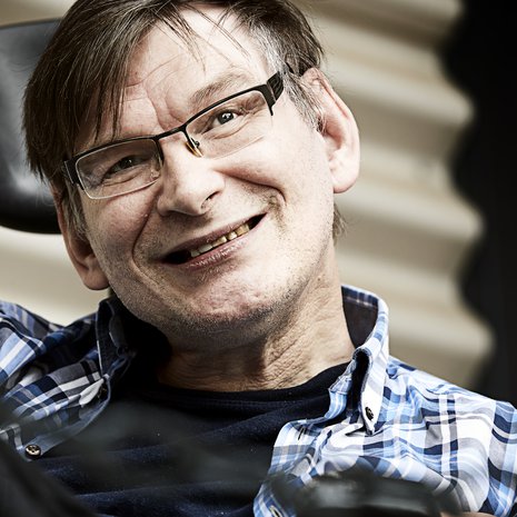 Pastori Sami Mustakallio, 59, asuu palvelutalossa Helsingissä. Hän on kiertänyt Suomea freelance-pappina siitä lähtien, kun hänen virkansa lakkautettiin tuotannollis-taloudellisista syistä.