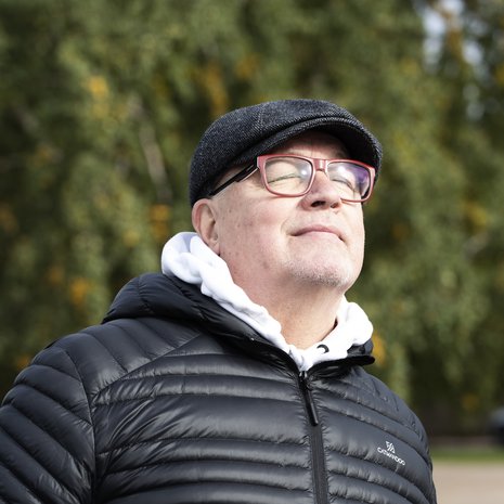 69-vuotias kirjailija ja eläkkeelle jäänyt sairaanhoitaja Kari Häkkinen asuu Vantaalla vaimonsa Pirjon kanssa. Kari nauttii, kun saa käydä kuntosalilla, soittaa kitaraa ja hauskuttaa muita. Hän on perinyt huumorintajunsa isältään. Keväällä ilmestyi Karin syöpäkokemukseen pohjautuva tietokirja Joka kolmas suomalainen.