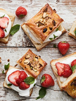 Muista minttu! Vuohenjuuston lempiyrtti toimii myös makeassa leivoksessa.