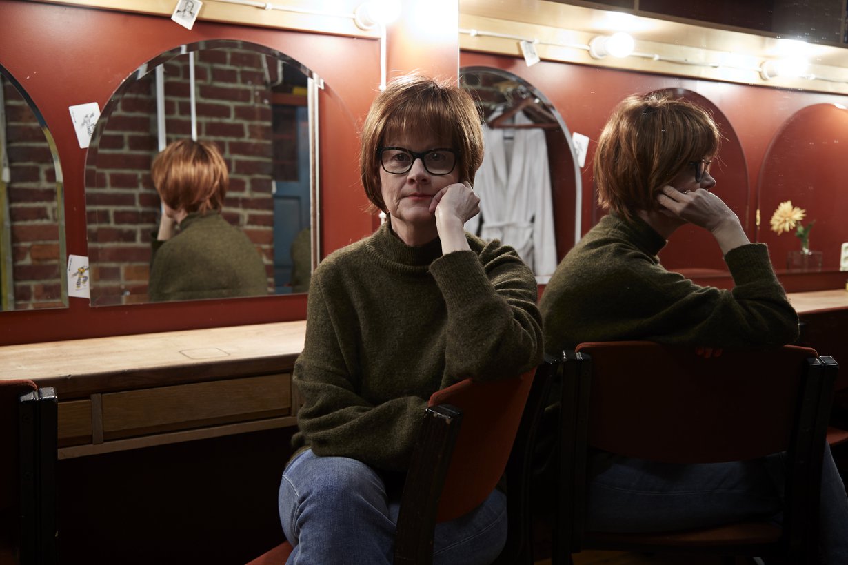 ”Isä ei osannut paijata. Minunkin päätäni hän aina taputti, täp täp täp. Se oli hänen tapansa osoittaa, että minä välitän. Mahdollisimman vähän kosketuskontaktia”, Lilli Earl kertoo.