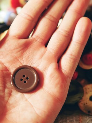 Tämän napinketaleen kun saisi tänä vuonna ommeltua, pysyisivät housutkin taas jalassa.