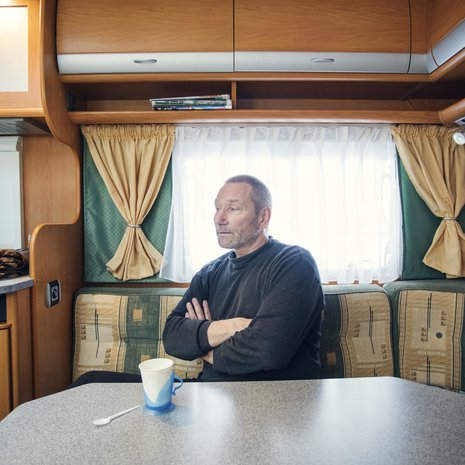 Jukka ei ole välittänyt sisustaa vaunuaan. "Mitä turhia. Mutta kahvinkeittimestä en luovu."