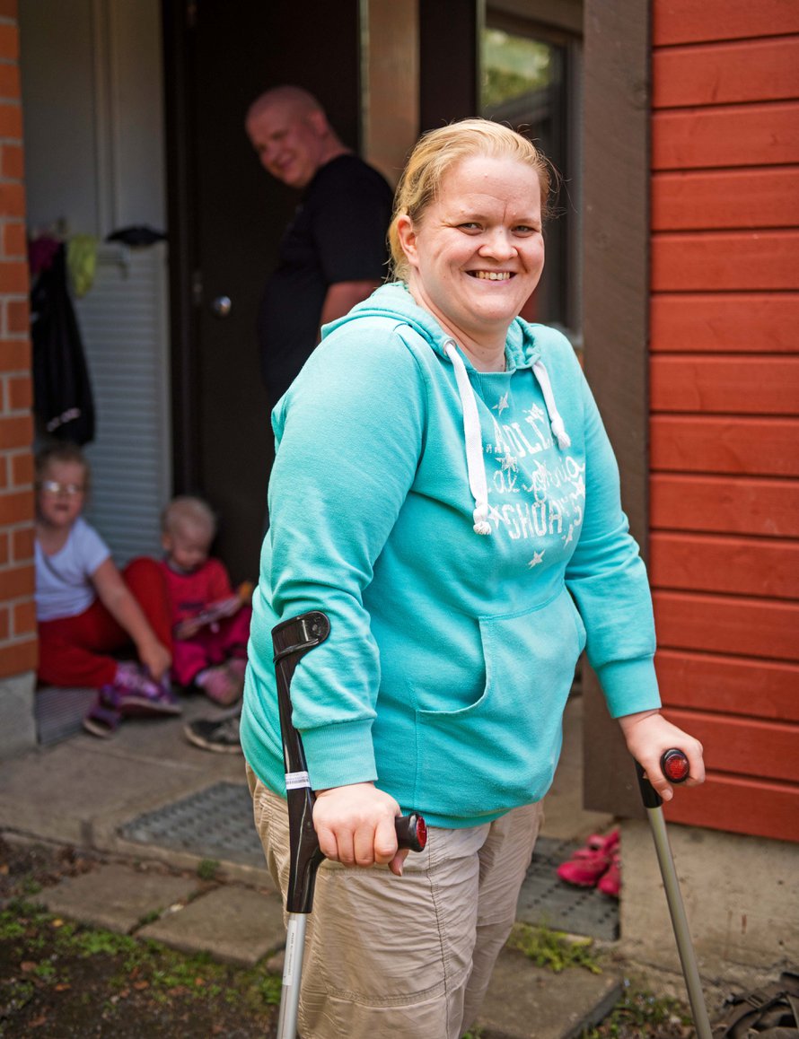 Katja haaveilee palaavansa vielä joskus opiskelemaan, ehkä hoitoalalle. Sitä ennen jalan pitäisi parantua ja lasten terveyden kohentua.