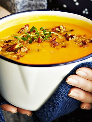 Kurpitsa on parasta paahdettuna ja omenasiiderin seurassa. Päälle ripoteltavaan pekonigranolaan tulee himo.