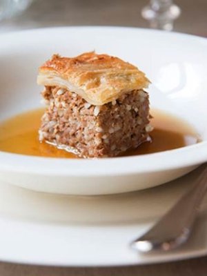 Yksi perinteisimpiä jouluherkkuja on itse tehty lihapiirakka ja aito liemi. 