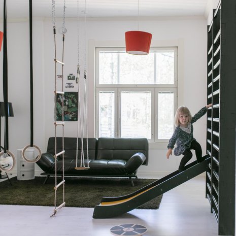 Entiseen yläluokkaan sopii nyt kaksi makuuhuonetta, vaatehuone, kylpyhuone sekä suuri aula, jossa voi roikkua puolapuissa ja kiipeillä narutikkailla. Puolapuut löytyivät toisesta lakkautetusta kyläkoulusta. Sienna esittää taidonnäytteen.