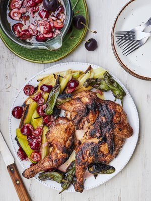 Perhosbroileri leikataan halki, maustetaan ja grillataan takuulla mehukkaaksi. Kirsikkakastike kruunaa herkkuhetken.