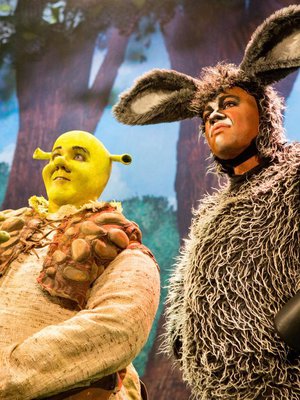 Lavan takana Shrekin (Petrus Kähkönen) ja aasin (Matti Leino) hikeä kuivattavat pöytätuulettimet.